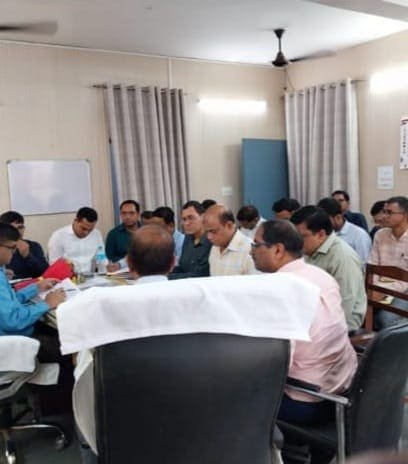 राजस्व लक्ष्य समीक्षा बैठक में अधिकारियों को निर्देश देते पीवीवीएनएल के एमडी रवीश गुप्ता