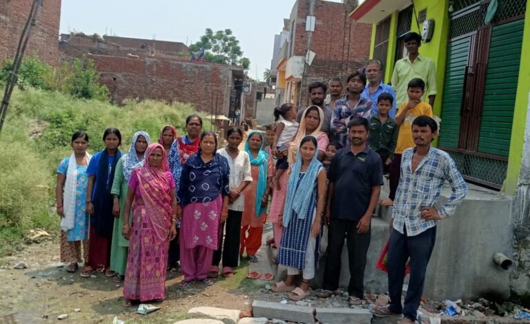 शाहपुर बाल्मीकि बस्ती में बदहाल सड़कें और जलभराव के बीच आवागमन करते स्थानीय निवासी