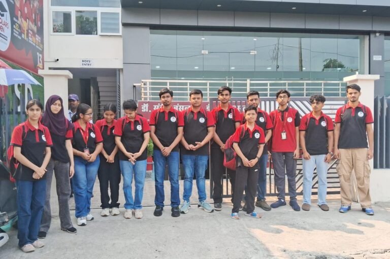 स्कॉलर्स डेन को लेकर बनी अनिश्चितता के बीच छात्र और अभिभावक भविष्य तथा पढ़ाई को लेकर चिंतित नजर आए।