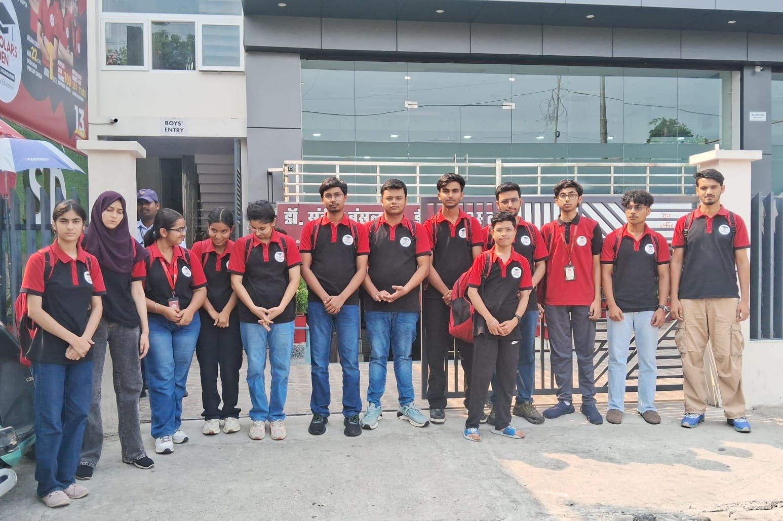स्कॉलर्स डेन को लेकर बनी अनिश्चितता के बीच छात्र और अभिभावक भविष्य तथा पढ़ाई को लेकर चिंतित नजर आए।