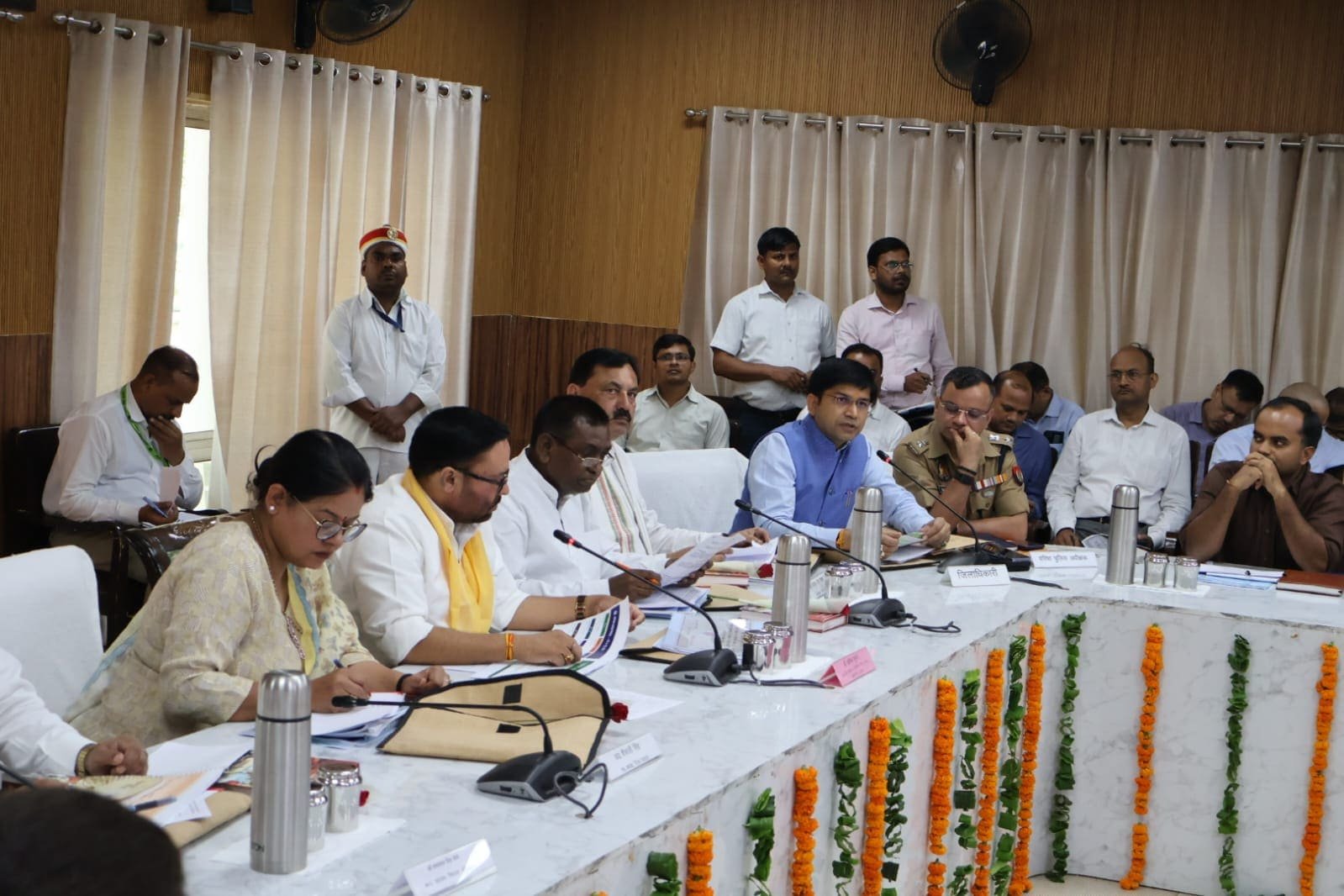 प्रभारी मंत्री अनिल कुमार मुरादाबाद में विकास कार्यों और कानून व्यवस्था की समीक्षा बैठक करते हुए