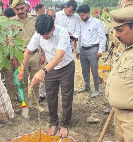 डीएम राजेन्द्र पैंसिया ढेला नदी किनारे विश्व पर्यावरण दिवस पर पौधारोपण करते हुए