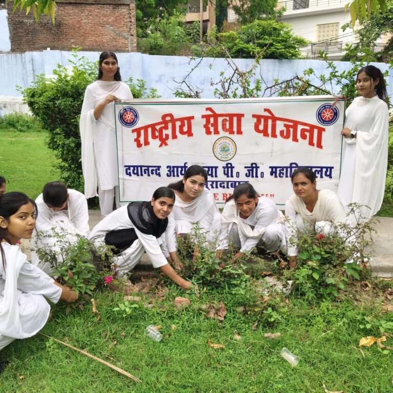 विश्व पर्यावरण दिवस पर दयानंद आर्य कन्या डिग्री कॉलेज में एनएसएस स्वयंसेविकाओं द्वारा पौधारोपण करते हुए