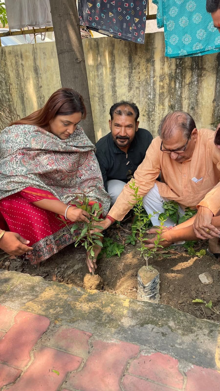 विश्व पर्यावरण दिवस पर बुद्धिविहार पार्क में एक पेड़ माँ के नाम अभियान के तहत वृक्षारोपण करते हुए सामाजिक कार्यकर्ता और स्थानीय नागरिक