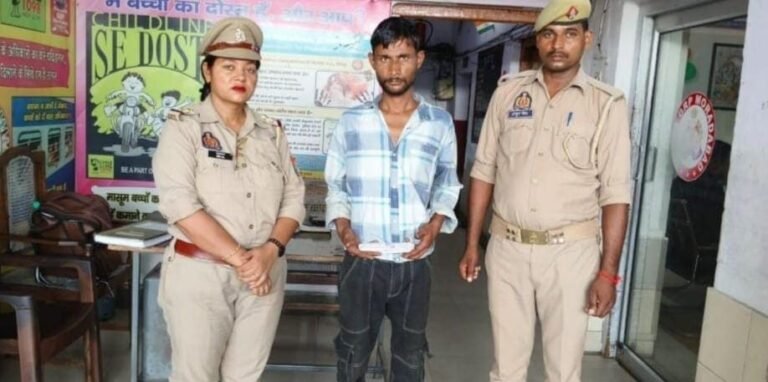 मुरादाबाद रेलवे स्टेशन पर जीआरपी कार्रवाई के दौरान चाकू के साथ गिरफ्तार आरोपी
