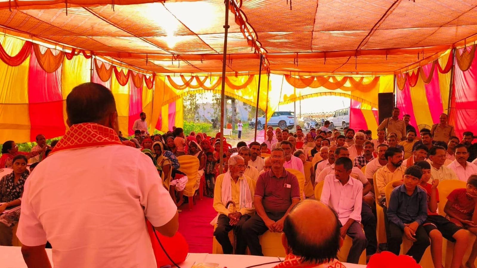 ग्राम भदासना में आयोजित मुंडापांडे रात्रि ग्राम चौपाल में ग्रामीणों को संबोधित करते विधायक ठाकुर रामवीर सिंह