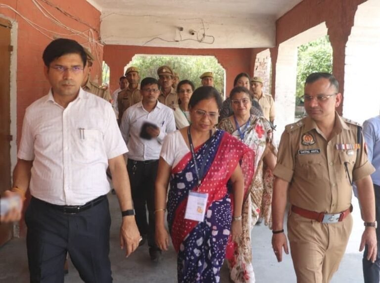 पुलिस भर्ती परीक्षा 2026 के दौरान मुरादाबाद में परीक्षा केंद्र और कंट्रोल रूम का निरीक्षण करते डीएम और एसएसपी