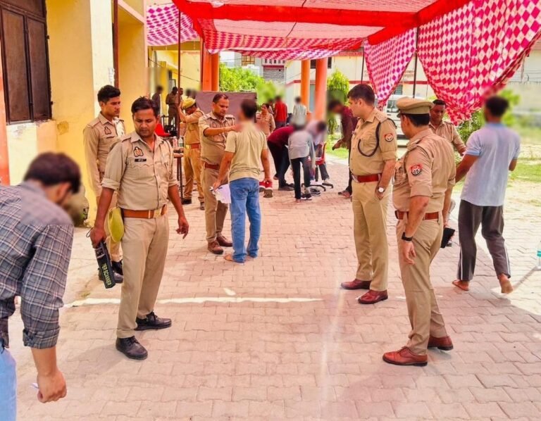 पुलिस आरक्षी भर्ती परीक्षा 2026 के दौरान मुरादाबाद के परीक्षा केंद्र का निरीक्षण करते क्षेत्राधिकारी हाईवे