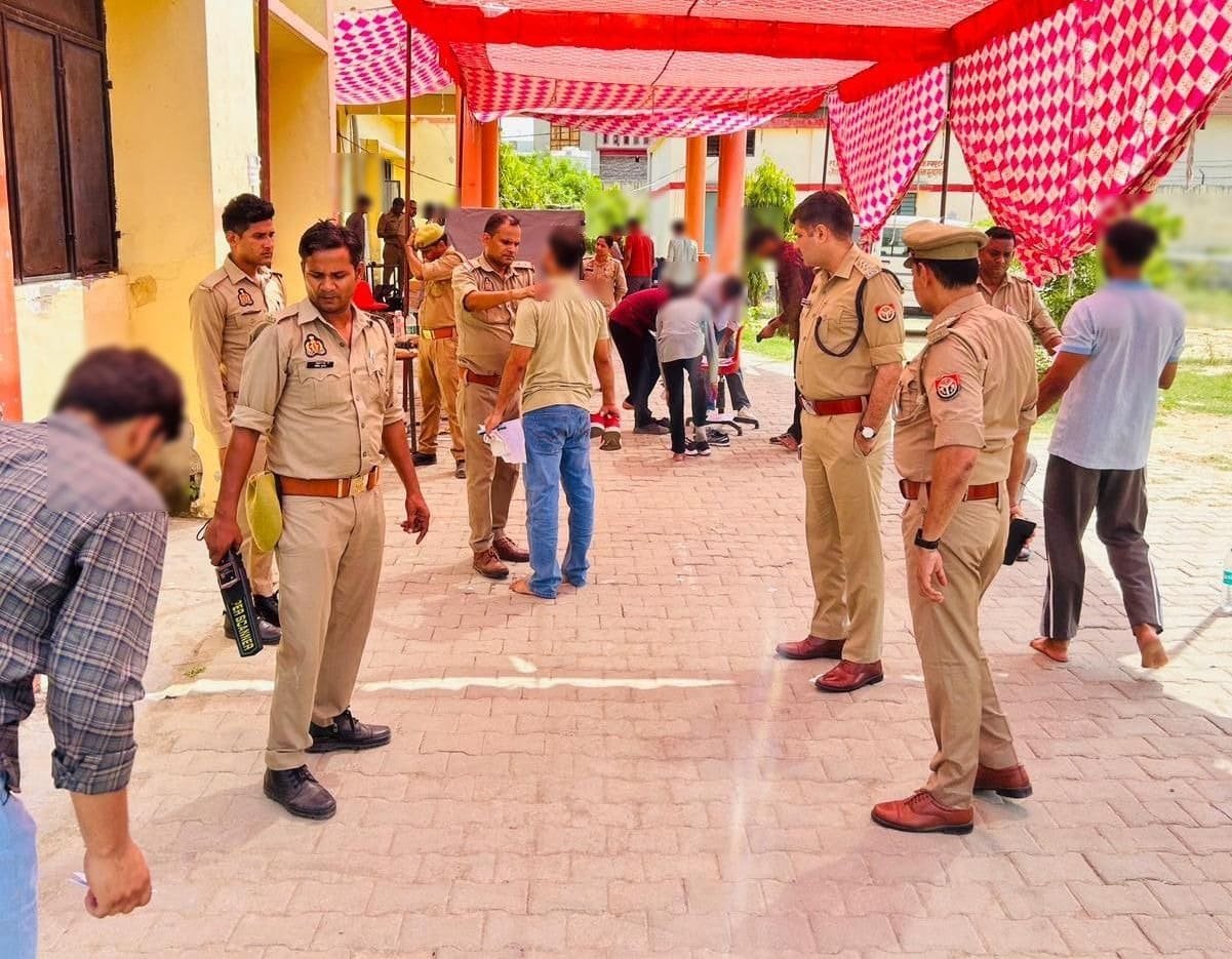 पुलिस आरक्षी भर्ती परीक्षा 2026 के दौरान मुरादाबाद के परीक्षा केंद्र का निरीक्षण करते क्षेत्राधिकारी हाईवे