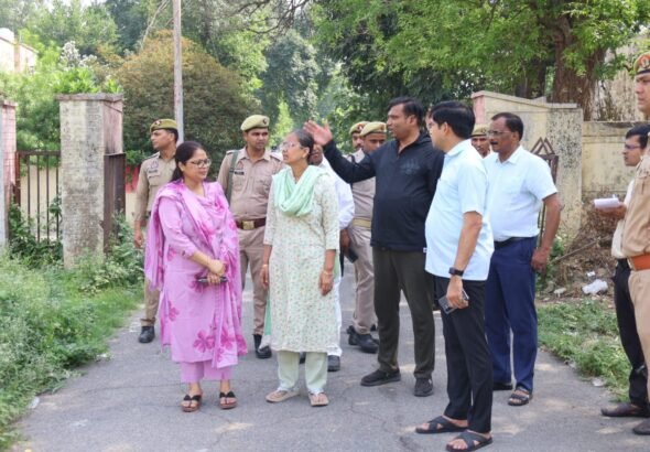 ऑफिसर्स कॉलोनी निरीक्षण मुरादाबाद के दौरान विकास कार्यों का जायजा लेते डीएम डॉ. राजेन्द्र पैंसिया और प्रशासनिक अधिकारी
