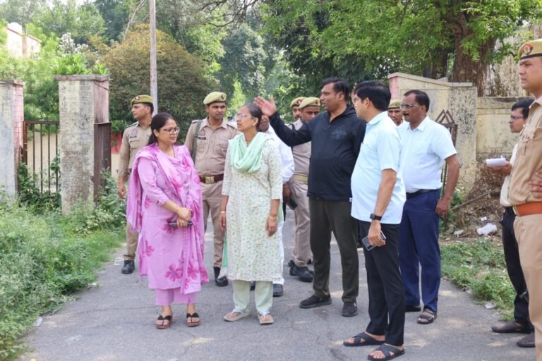 ऑफिसर्स कॉलोनी निरीक्षण मुरादाबाद के दौरान विकास कार्यों का जायजा लेते डीएम डॉ. राजेन्द्र पैंसिया और प्रशासनिक अधिकारी