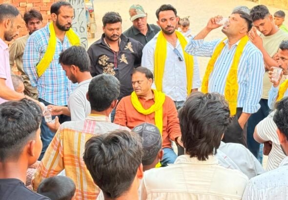 ग्राम भोपुर जनचौपाल कार्यक्रम में ग्रामीणों की समस्याएं सुनते जनप्रतिनिधि और मौजूद ग्रामीण