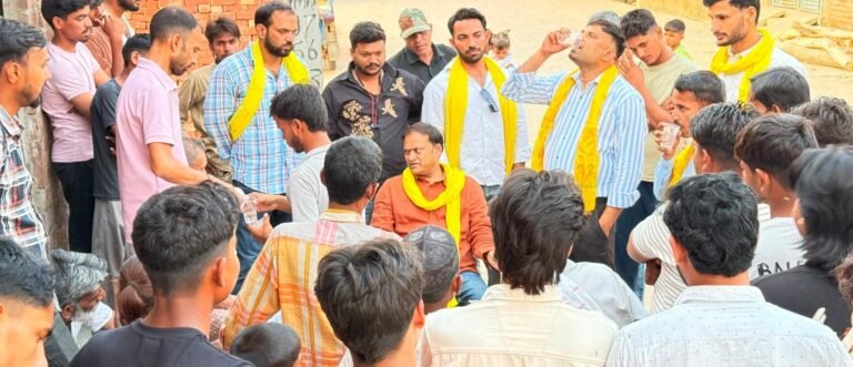 ग्राम भोपुर जनचौपाल कार्यक्रम में ग्रामीणों की समस्याएं सुनते जनप्रतिनिधि और मौजूद ग्रामीण