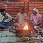 मोदी सरकार के 12 वर्ष पूरे होने पर कुंदरकी के बुजपुर देवी मंदिर में आयोजित भाजपा हवन-पूजन कार्यक्रम में आहुति देते विधायक ठाकुर रामवीर सिंह और भाजपा कार्यकर्ता।