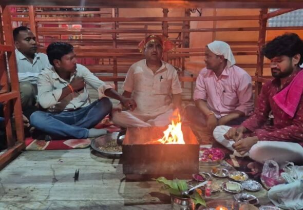 मोदी सरकार के 12 वर्ष पूरे होने पर कुंदरकी के बुजपुर देवी मंदिर में आयोजित भाजपा हवन-पूजन कार्यक्रम में आहुति देते विधायक ठाकुर रामवीर सिंह और भाजपा कार्यकर्ता।