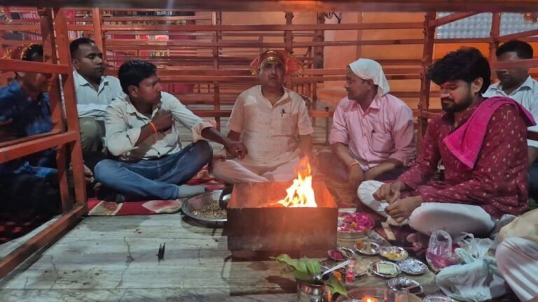 मोदी सरकार के 12 वर्ष पूरे होने पर कुंदरकी के बुजपुर देवी मंदिर में आयोजित भाजपा हवन-पूजन कार्यक्रम में आहुति देते विधायक ठाकुर रामवीर सिंह और भाजपा कार्यकर्ता।