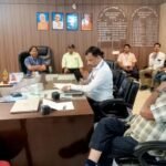 स्वास्थ्य सेवाओं की समीक्षा बैठक करते प्रमुख चिकित्सा अधीक्षक डॉ. प्रदीप वार्ष्णेय एवं अन्य चिकित्सा अधिकारी