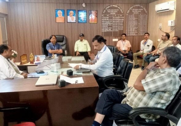 स्वास्थ्य सेवाओं की समीक्षा बैठक करते प्रमुख चिकित्सा अधीक्षक डॉ. प्रदीप वार्ष्णेय एवं अन्य चिकित्सा अधिकारी