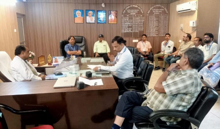 स्वास्थ्य सेवाओं की समीक्षा बैठक करते प्रमुख चिकित्सा अधीक्षक डॉ. प्रदीप वार्ष्णेय एवं अन्य चिकित्सा अधिकारी
