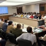 विकास भवन सभागार में सीएम डैशबोर्ड समीक्षा बैठक की अध्यक्षता करते डीएम डॉ. राजेन्द्र पैंसिया एवं अन्य अधिकारी
