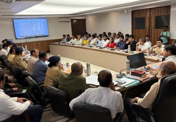 विकास भवन सभागार में सीएम डैशबोर्ड समीक्षा बैठक की अध्यक्षता करते डीएम डॉ. राजेन्द्र पैंसिया एवं अन्य अधिकारी
