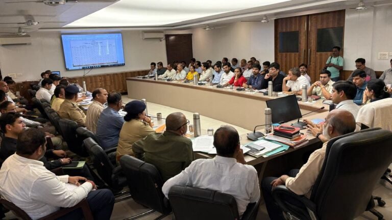 विकास भवन सभागार में सीएम डैशबोर्ड समीक्षा बैठक की अध्यक्षता करते डीएम डॉ. राजेन्द्र पैंसिया एवं अन्य अधिकारी
