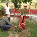 मुरादाबाद जिला कारागार में हरित जेल अभियान के दौरान वृक्षारोपण करते वरिष्ठ जेल अधीक्षक बृजेंद्र कुमार सिंह और शिप्रा पाठक