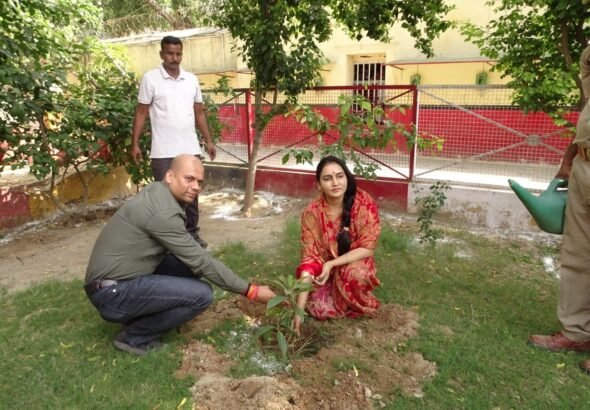 मुरादाबाद जिला कारागार में हरित जेल अभियान के दौरान वृक्षारोपण करते वरिष्ठ जेल अधीक्षक बृजेंद्र कुमार सिंह और शिप्रा पाठक