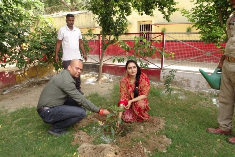मुरादाबाद जिला कारागार में हरित जेल अभियान के दौरान वृक्षारोपण करते वरिष्ठ जेल अधीक्षक बृजेंद्र कुमार सिंह और शिप्रा पाठक