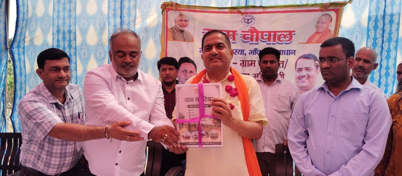 कुंदरकी में विधायक ठाकुर रामवीर सिंह फीता काटकर विकास कार्य का उद्घाटन करते हुए।