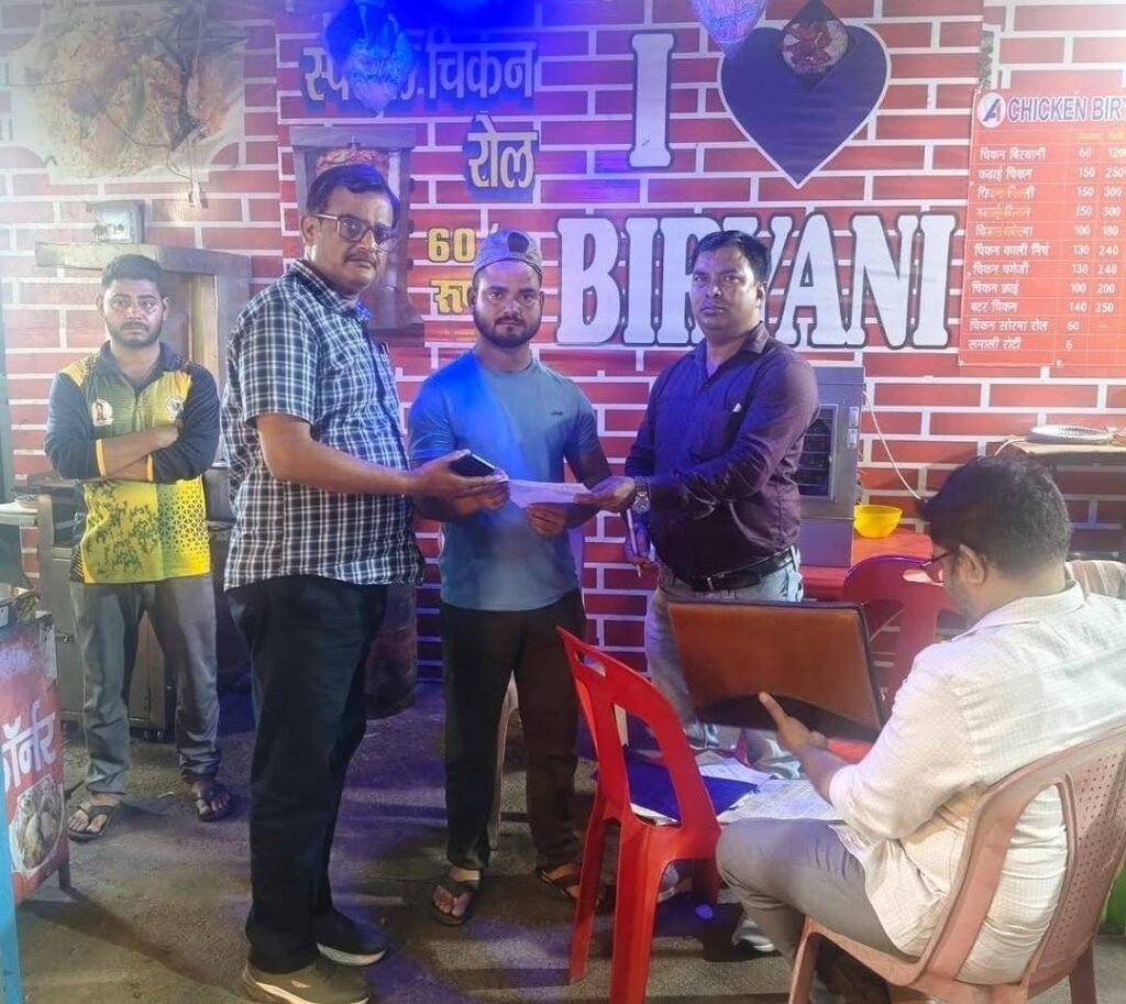 मुरादाबाद खाद्य सुरक्षा विभाग कार्रवाई के दौरान बिरयानी कॉर्नर का निरीक्षण करते अधिकारी