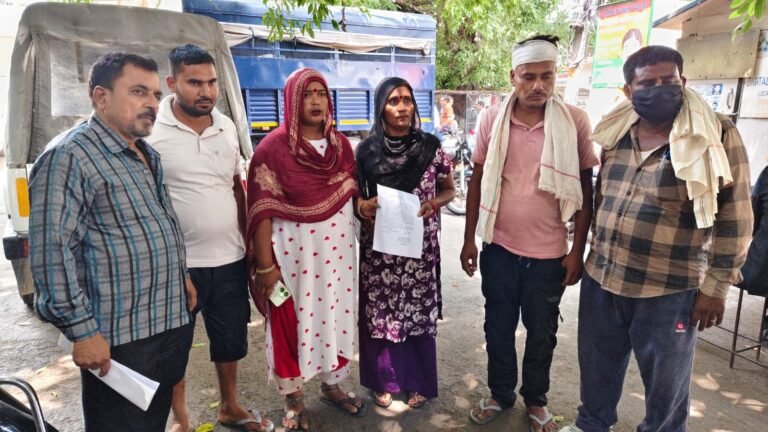 मुरादाबाद मारपीट मामले में कार्रवाई की मांग को लेकर एसएसपी कार्यालय पहुंचा पीड़ित परिवार