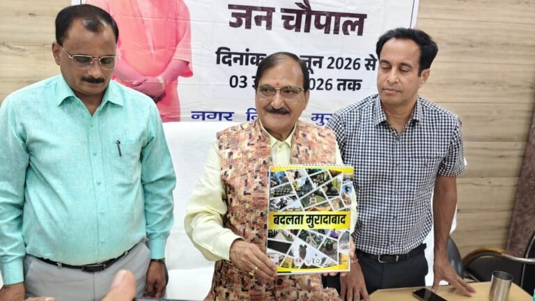 मुरादाबाद जनता की चौपाल अभियान के शुभारंभ अवसर पर महापौर विनोद अग्रवाल 'बदलता मुरादाबाद' पुस्तिका का विमोचन करते हुए, साथ में नगर निगम अधिकारी मौजूद।
