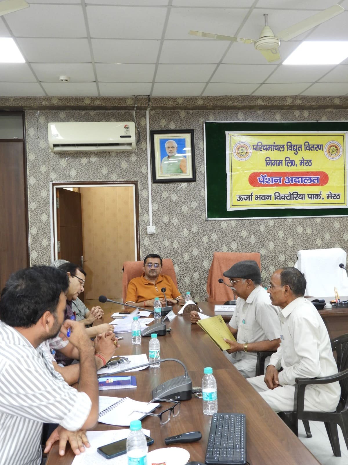 ऊर्जा भवन मेरठ पेंशन अदालत में अधिकारियों ने पेंशनर्स की शिकायतों की सुनवाई करते हुए त्वरित निस्तारण के निर्देश दिए।