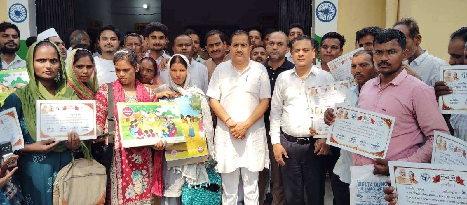 कुंदरकी ब्लॉक सभागार में जनकल्याण शिविर का उद्घाटन, विधायक ठाकुर रामवीर सिंह, पीछे विभागीय अधिकारी और लाभार्थी मौजूद