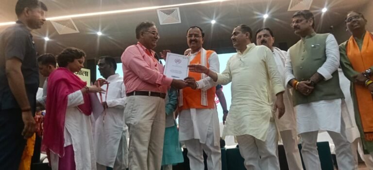 मुरादाबाद में उपमुख्यमंत्री केशव प्रसाद मौर्य द्वारा वकार अहमद को समर्पण सम्मान प्रदान करते हुए मंच का दृश्य