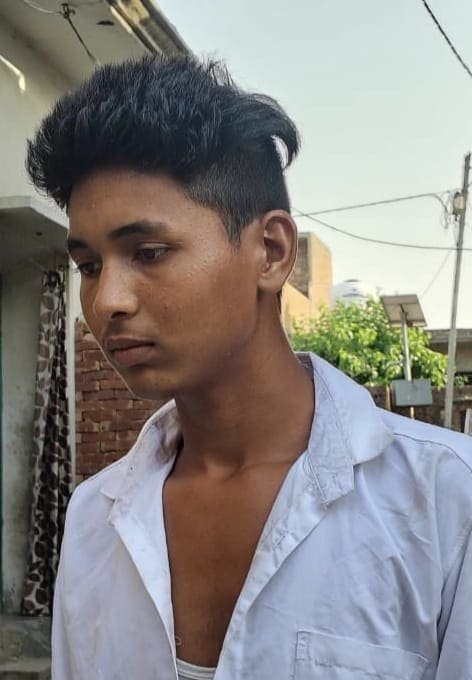 वर्षीय युवक अभिषेक का फोटो, मुरादाबाद मैनाठेर क्षेत्र का मृतक, जिसकी बाजरे के खेत में हत्या का मामला सामने आया है