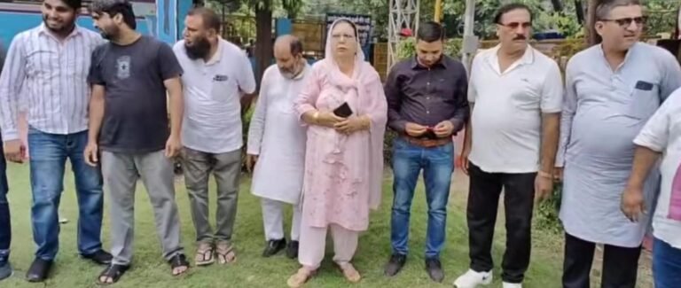 मुरादाबाद में पीडीए पंचायत विवाद को लेकर प्रदर्शन करती सपा महिला सभा की अध्यक्ष श्रीगुल और कार्यकर्ता।