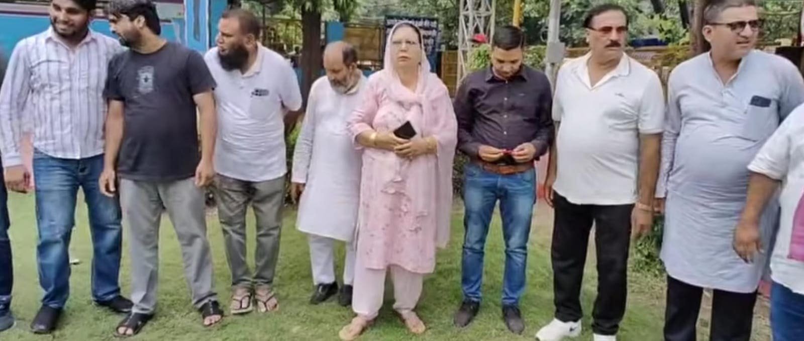 मुरादाबाद में पीडीए पंचायत विवाद को लेकर प्रदर्शन करती सपा महिला सभा की अध्यक्ष श्रीगुल और कार्यकर्ता।