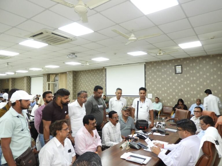 पीवीवीएनएल जनसुनवाई में उपभोक्ताओं की शिकायतें सुनते अधिकारी