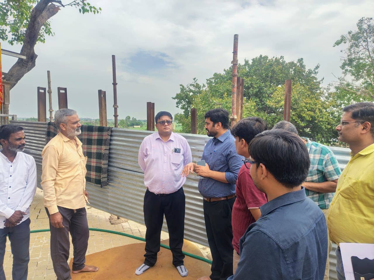 बागपत के पुरा महादेव मंदिर में कांवड़ यात्रा तैयारियों का निरीक्षण करते पश्चिमांचल विद्युत वितरण निगम के एमडी रवीश गुप्ता।