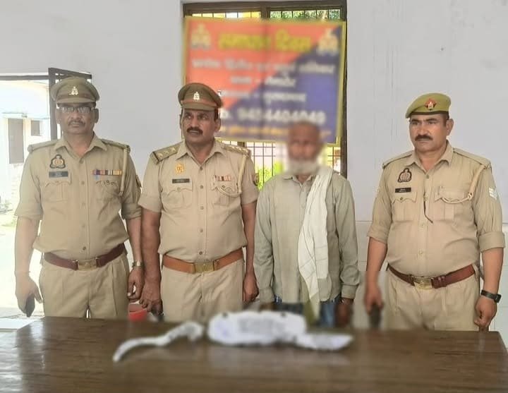 मैनाठेर में किशोर की मौत मामले में हत्या के आरोपी को पुलिस गिरफ्तार कर न्यायालय ले जाती हुई।