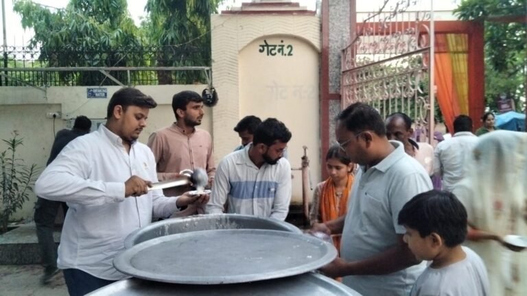 नया मुरादाबाद के महाकालेश्वर मंदिर में खीर प्रसाद वितरण के दौरान श्रद्धालुओं को प्रसाद वितरित करते आयोजक।