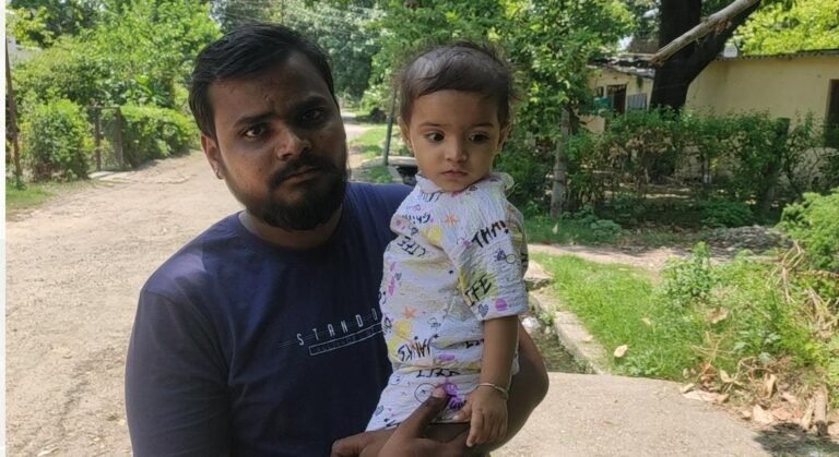 मुरादाबाद में प्रेमी संग फरार हुई विवाहिता के मामले में शिकायत लेकर पुलिस अधिकारियों के पास पहुंचा पीड़ित पति।