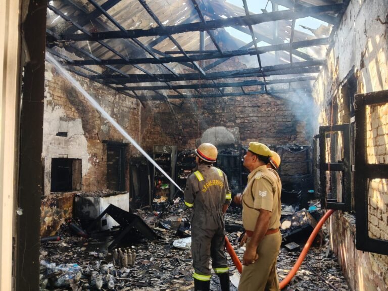 मुरादाबाद की 24वीं वाहिनी पीएसी परिसर की कैंटीन में लगी भीषण आग के बाद मौके पर आग बुझाते दमकल कर्मी।
