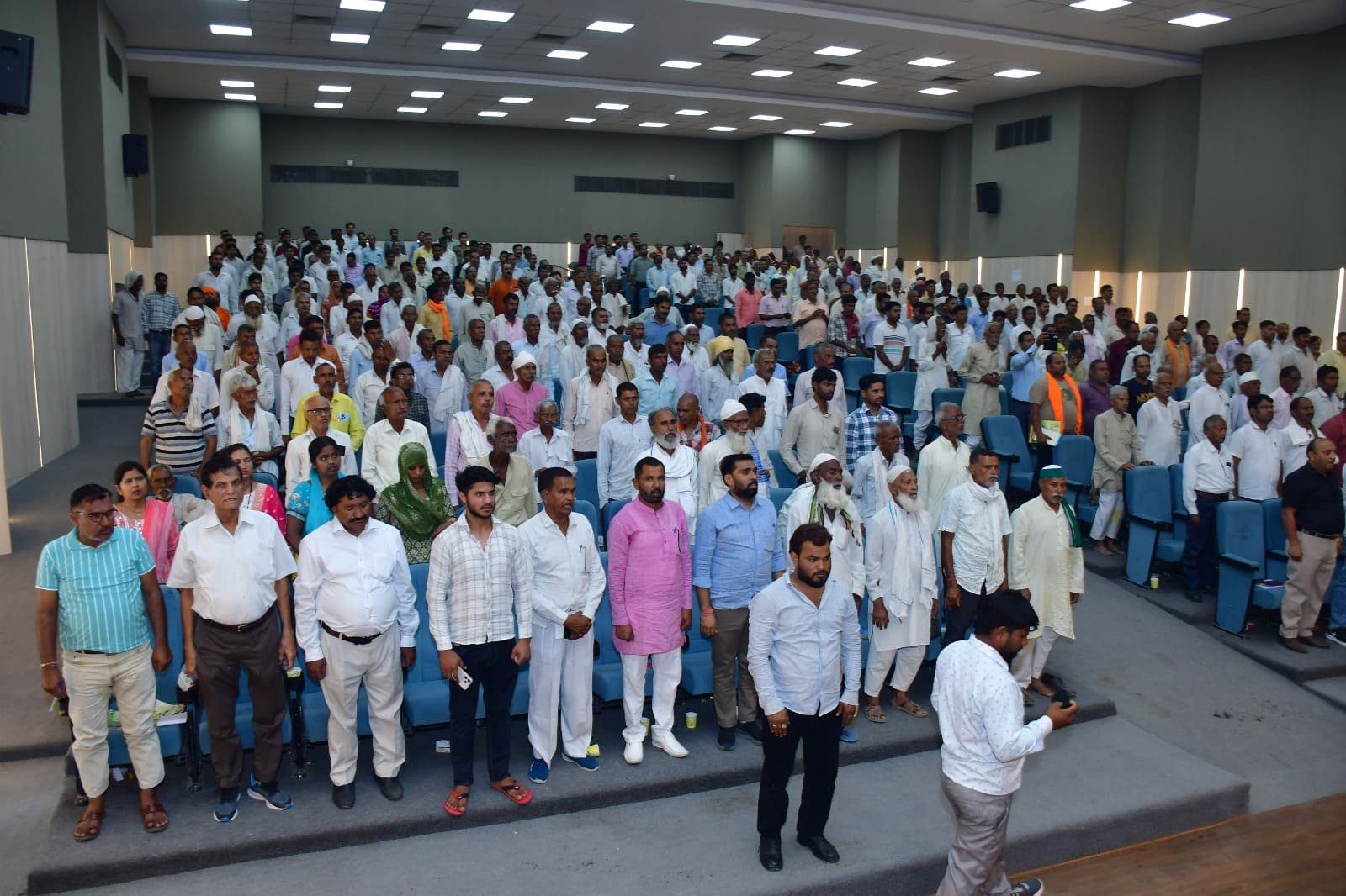 मुरादाबाद में आयोजित प्राकृतिक खेती विषयक कृषि गोष्ठी में किसानों को संबोधित करते एमएलसी गोपाल अंजान और कृषि विभाग के अधिकारी।