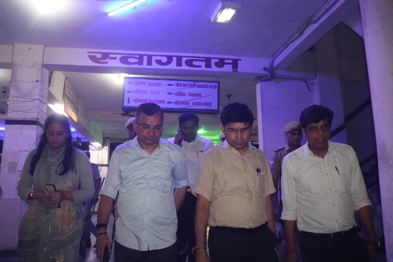 कांवड़ यात्रा से पहले मुरादाबाद रेलवे स्टेशन और बस अड्डों का निरीक्षण करते प्रशासनिक अधिकारी।