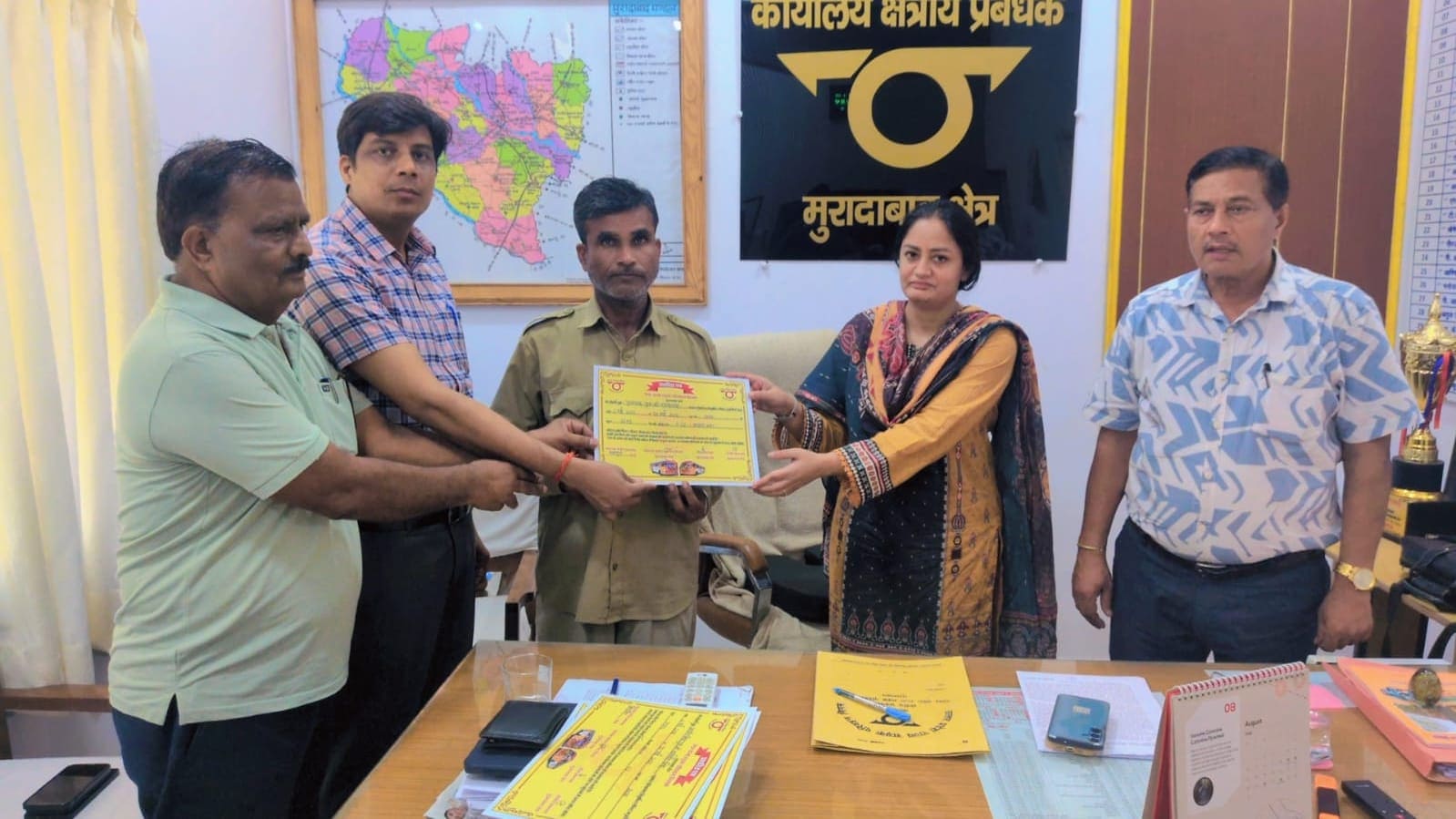 डवेज मुरादाबाद में आयोजित सम्मान समारोह में उत्कृष्ट कार्य करने वाले चालक-परिचालकों को प्रशस्ति पत्र देते क्षेत्रीय प्रबंधक।