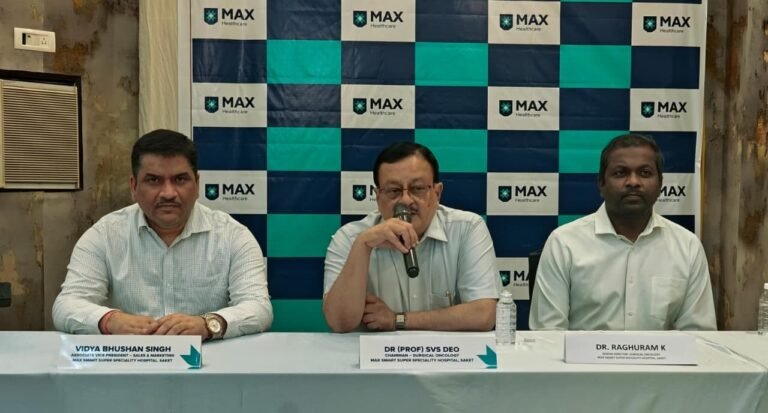 मुरादाबाद में विशेष कैंसर ओपीडी के शुभारंभ अवसर पर मौजूद डॉक्टर डॉ. एसवीएस डियो और डॉ. मनोज अग्रवाल।