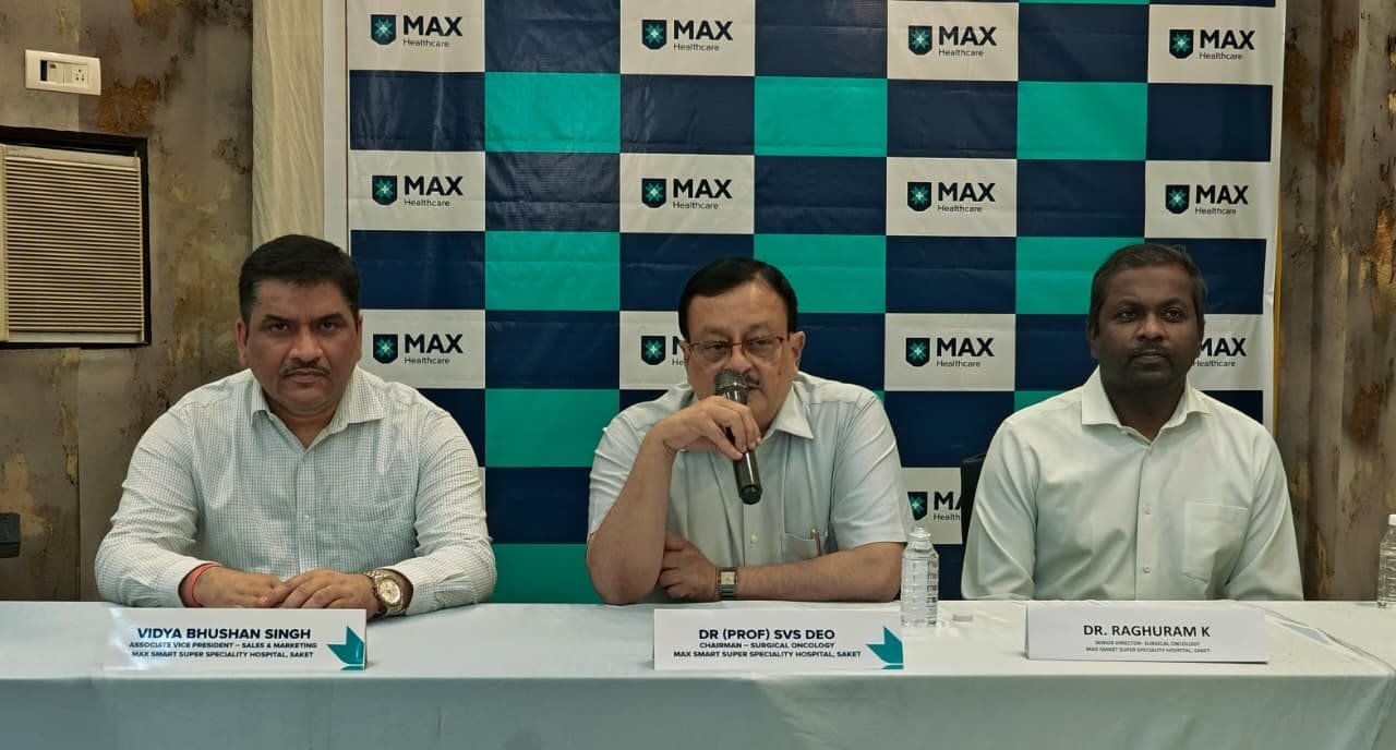 मुरादाबाद में विशेष कैंसर ओपीडी के शुभारंभ अवसर पर मौजूद डॉक्टर डॉ. एसवीएस डियो और डॉ. मनोज अग्रवाल।